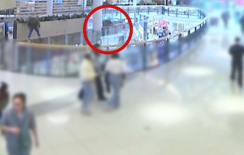 Nový způsob podvodu! Policisté zadrželi muže, který vybíral cizí peníze bez karty