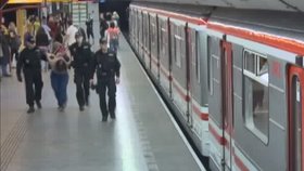 Pomatený muž skočil do kolejiště metra. Hlídce strážníků se přijíždějící soupravu podařilo zastavit včas.