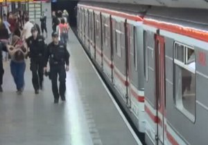 Pomatený muž skočil do kolejiště metra. Hlídce strážníků se přijíždějící soupravu podařilo zastavit včas.