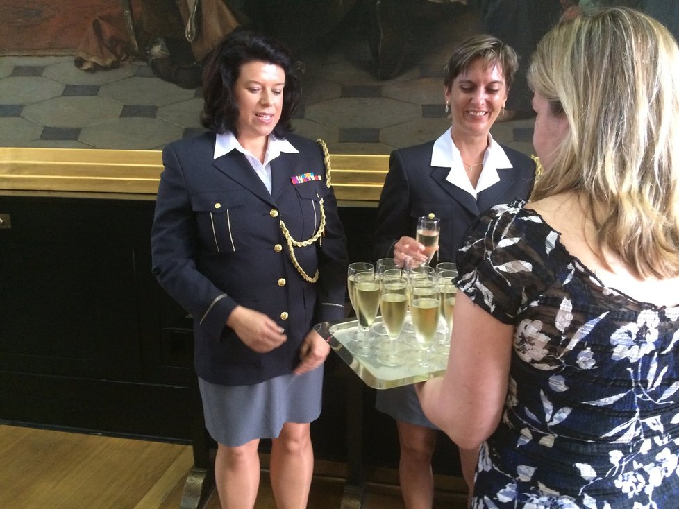 Po ohlášené pracovní přestávce dostali strážníci šampaňské na přípitek.