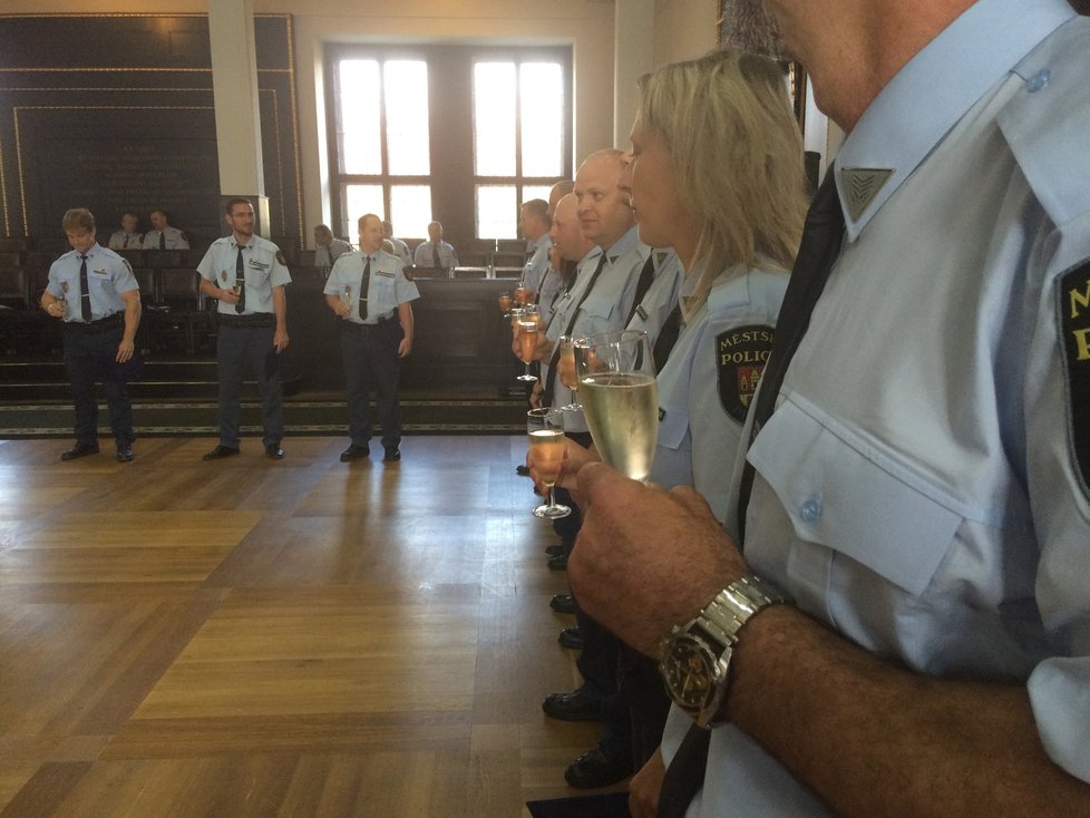 Po ohlášené pracovní přestávce dostali strážníci šampaňské na přípitek.