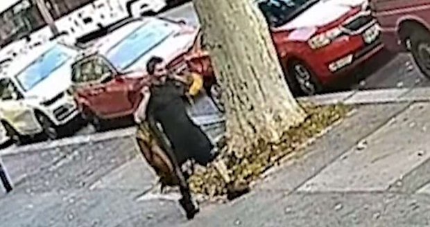 Policie hledá muže, který vyhrožoval rodině s dítětem smrtí.
