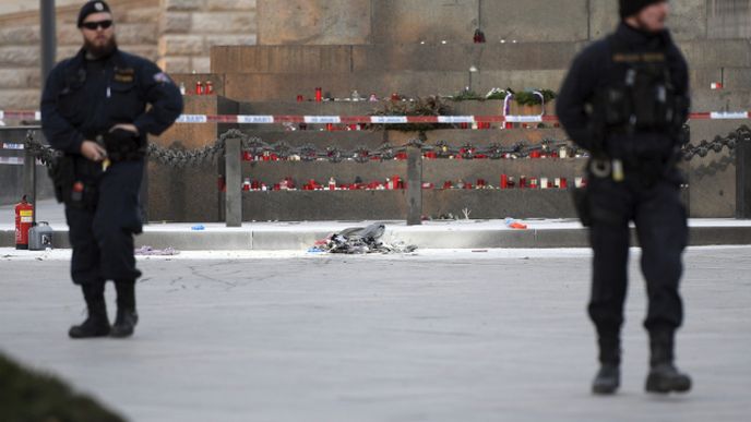 Policisté hlídkují na místě, kde se v pátek odpoledne zapálil zatím neznámý muž.