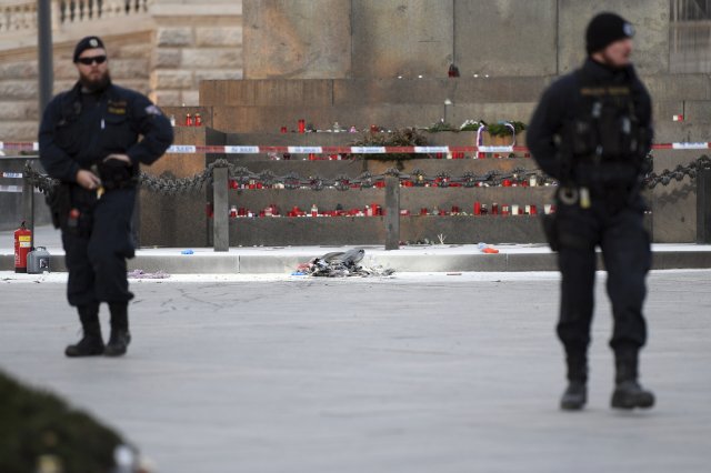 Policisté hlídkují na místě, kde se v pátek odpoledne zapálil zatím neznámý muž.