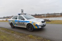 Kajakář (52) vypadl u pražské zoo do Vltavy: Zachraňovat jej museli policisté, skončil v nemocnici