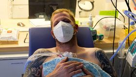 Tatínek Honza zahřívá jednoho ze svých předčasně narozených synků v Porodnici U Apolináře.