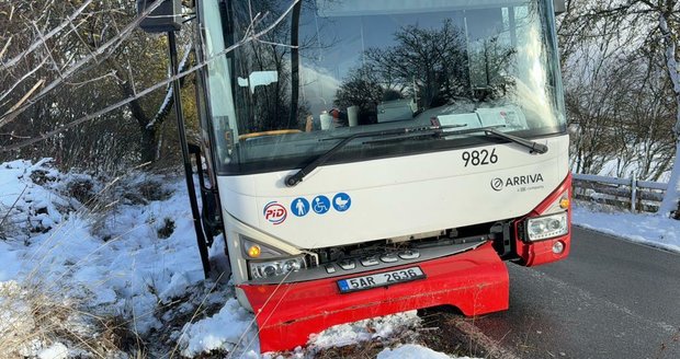 Autobus na Kutnohorsku narazil do stromu: Řidič zkolaboval a zemřel