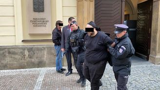 Útočník s nožem ve Sněmovně: Muž se pokusil proniknout k poslancům, ohrožoval hlídkující policisty