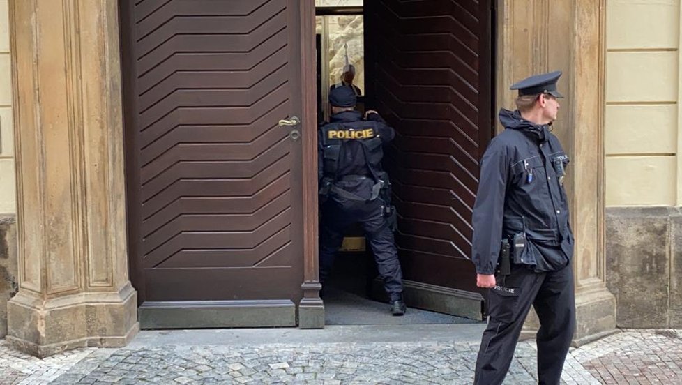 Policisté u vchodu do poslanecké sněmovny, 30. ledna 2020.