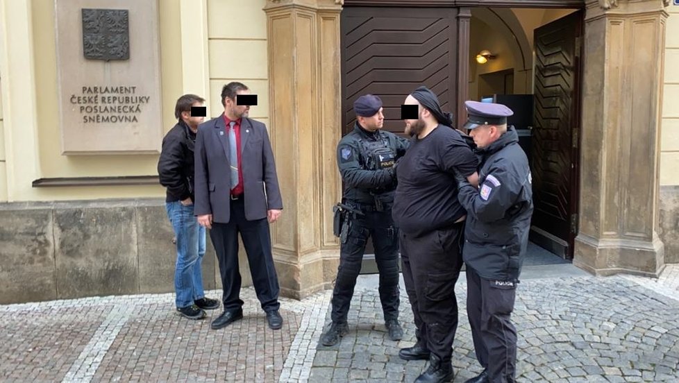 Policisté u vchodu do poslanecké sněmovny, 30. ledna 2020.