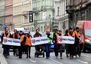 Veřejný pochod s požadavkem snížit rychlost v Praze na 30 km/h a upozornit na klimaticky kolaps uspořádalo hnutí Poslední generace. 8. března 2023, Praha.