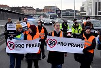 Pochody třicítkářů se vrací na magistrálu. Rozhodnutí o přesunu na chodník u soudu neprošlo