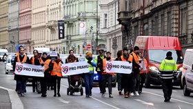 Řidiči troubili, nadávkami nešetřili: Hrstka aktivistů znovu pochodovala magistrálou