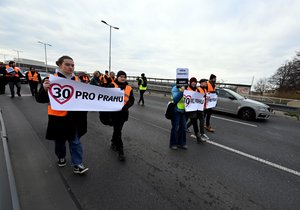 Veřejný pochod s požadavkem snížit rychlost v Praze na 30 km/h a upozornit na klimaticky kolaps uspořádalo hnutí Poslední generace. 8. března 2023, Praha.