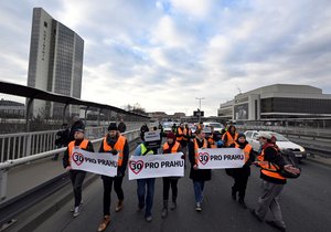 Veřejný pochod s požadavkem snížit rychlost v Praze na 30 km/h a upozornit na klimaticky kolaps uspořádalo hnutí Poslední generace. 8. března 2023, Praha.