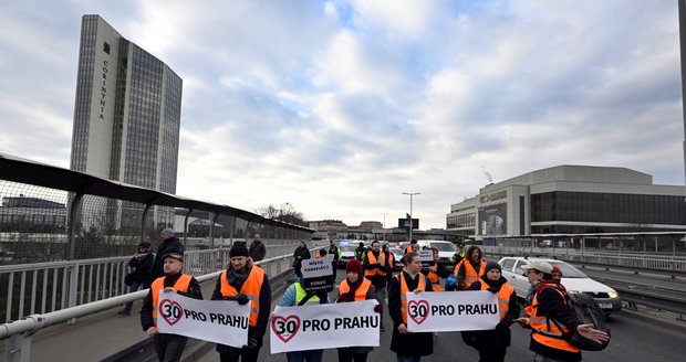 Veřejný pochod s požadavkem snížit rychlost v Praze na 30 km/h a upozornit na klimaticky kolaps uspořádalo hnutí Poslední generace. 8. března 2023, Praha.