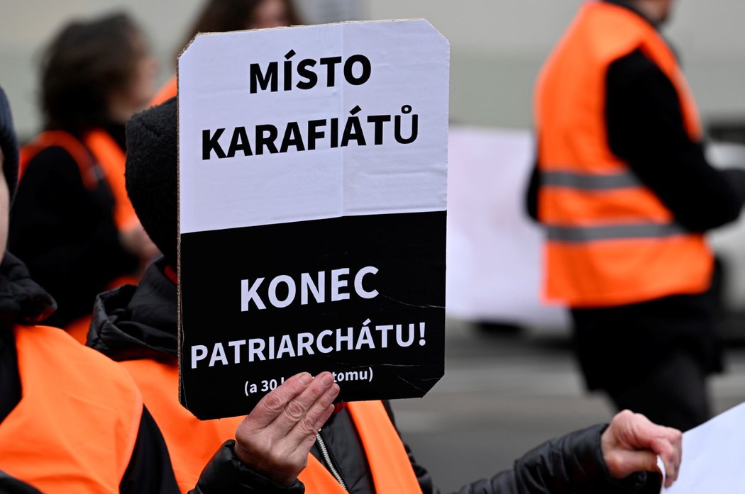 Veřejný pochod s požadavkem snížit rychlost v Praze na 30 km/h a upozornit na klimaticky kolaps uspořádalo hnutí Poslední generace. 8. března 2023, Praha.