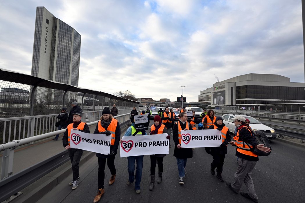 Veřejný pochod s požadavkem snížit rychlost v Praze na 30 km/h a upozornit na klimaticky kolaps uspořádalo hnutí Poslední generace. 8. března 2023, Praha.