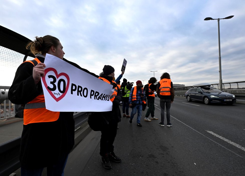 Veřejný pochod s požadavkem snížit rychlost v Praze na 30 km/h a upozornit na klimatický kolaps uspořádalo hnutí Poslední generace. 8. března 2023, Praha.