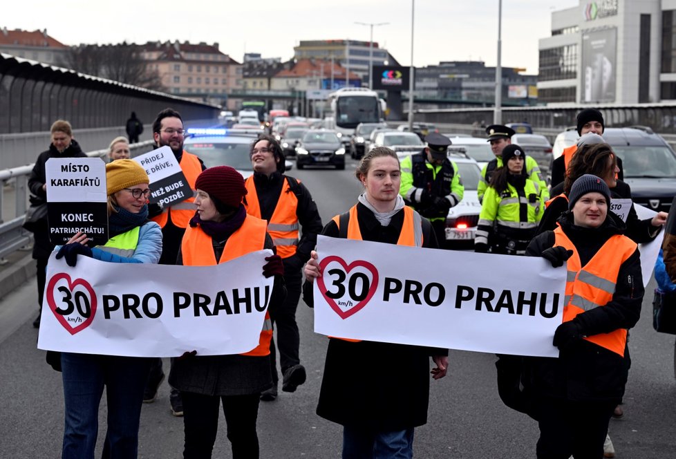 Veřejný pochod s požadavkem snížit rychlost v Praze na 30 km/h a upozornit na klimatický kolaps uspořádalo hnutí Poslední generace. 8. března 2023, Praha.