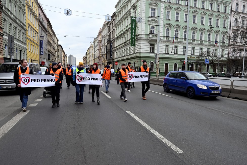 Veřejný pochod s požadavkem snížit rychlost v Praze na 30 km/h a upozornit na klimaticky kolaps uspořádalo hnutí Poslední generace. 8. března 2023, Praha.