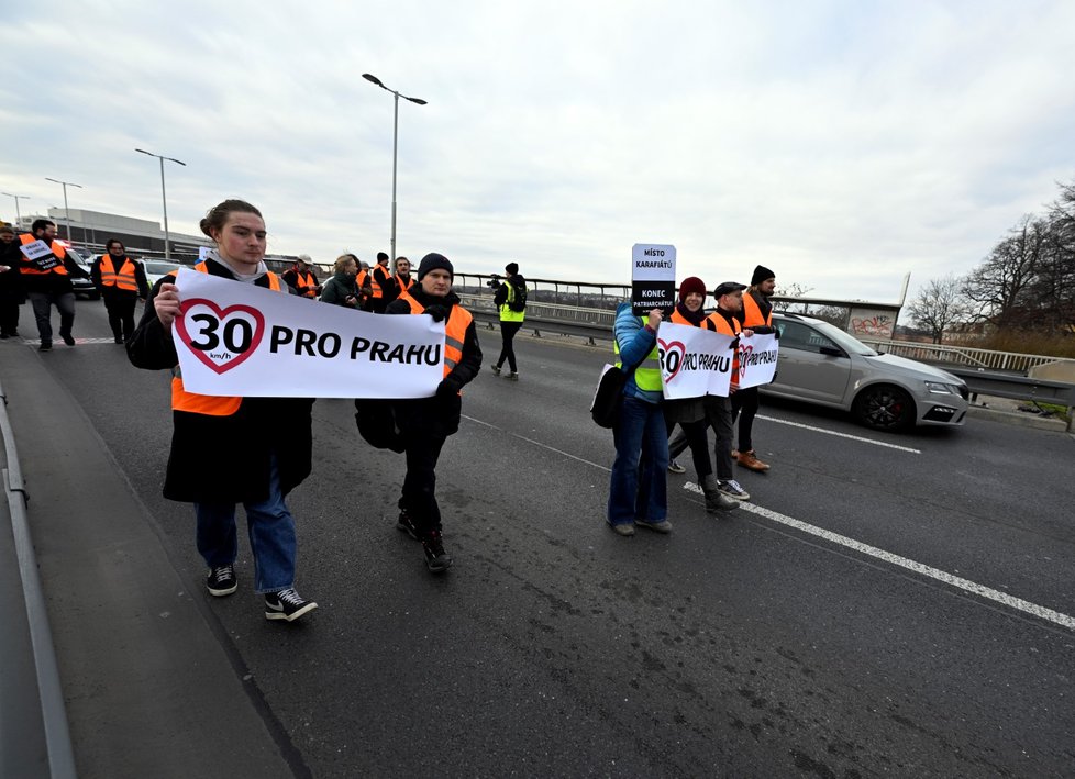 Veřejný pochod s požadavkem snížit rychlost v Praze na 30 km/h a upozornit na klimaticky kolaps uspořádalo hnutí Poslední generace. 8. března 2023, Praha.