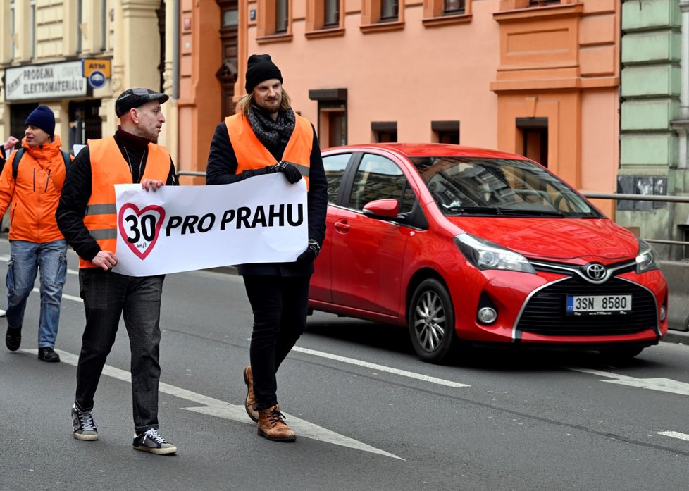 Veřejný pochod s požadavkem snížit rychlost v Praze na 30 km/h a upozornit na klimaticky kolaps uspořádalo hnutí Poslední generace. 8. března 2023, Praha.