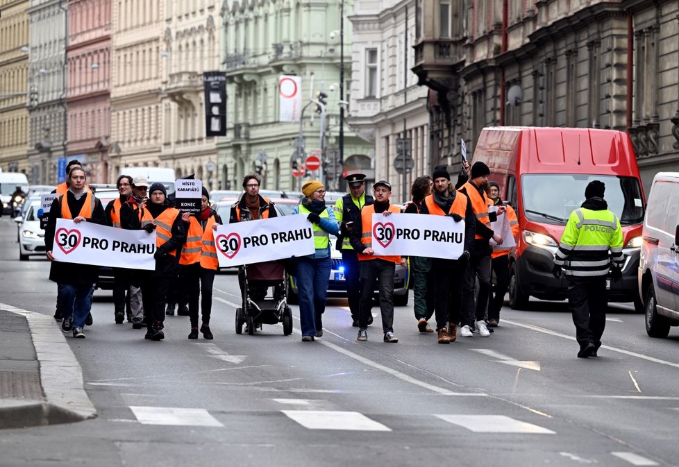 Veřejný pochod s požadavkem snížit rychlost v Praze na 30 km/h a upozornit na klimaticky kolaps uspořádalo hnutí Poslední generace. 8. března 2023, Praha.