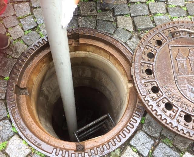 O pravidelnou deratizaci kanalizace se starají Pražské vodovody a kanalizace. Nástrahy deratizátoři spouštějí pomocí roury