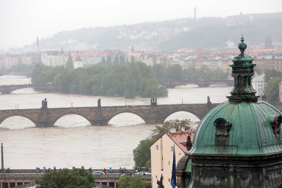 Karlův most byl kvůli povodním uzavřen