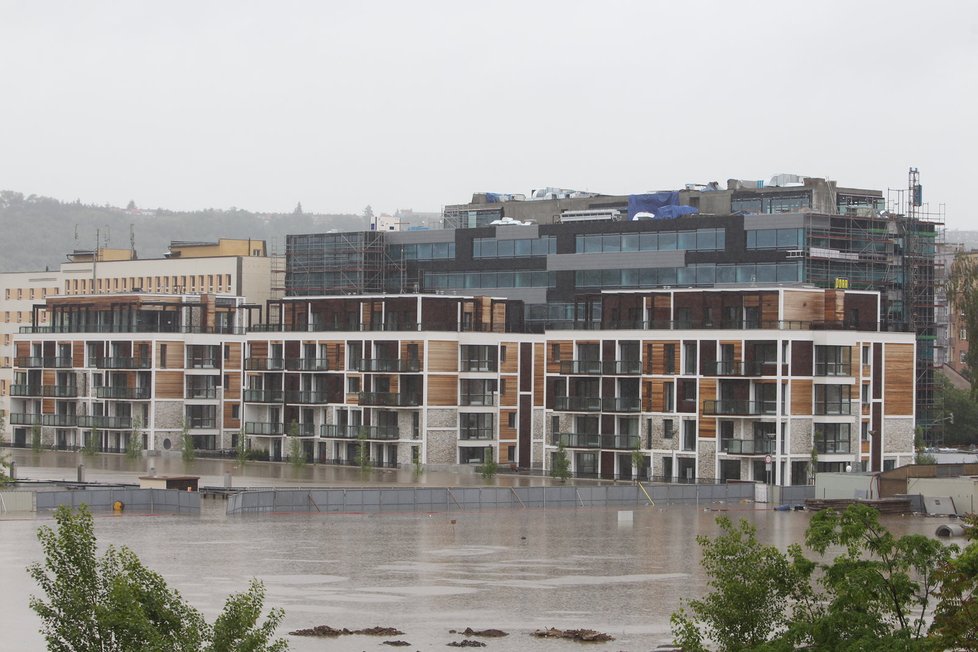 Rezidence Prague Marina na břehu Vltavy je už také pod vodou. Holešovicím hrozí evakuace