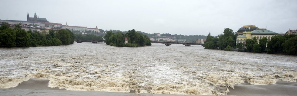 Povodně 2013: Pohled na rozvodněnou Vltavu z Jiráskova mostu (3. června)