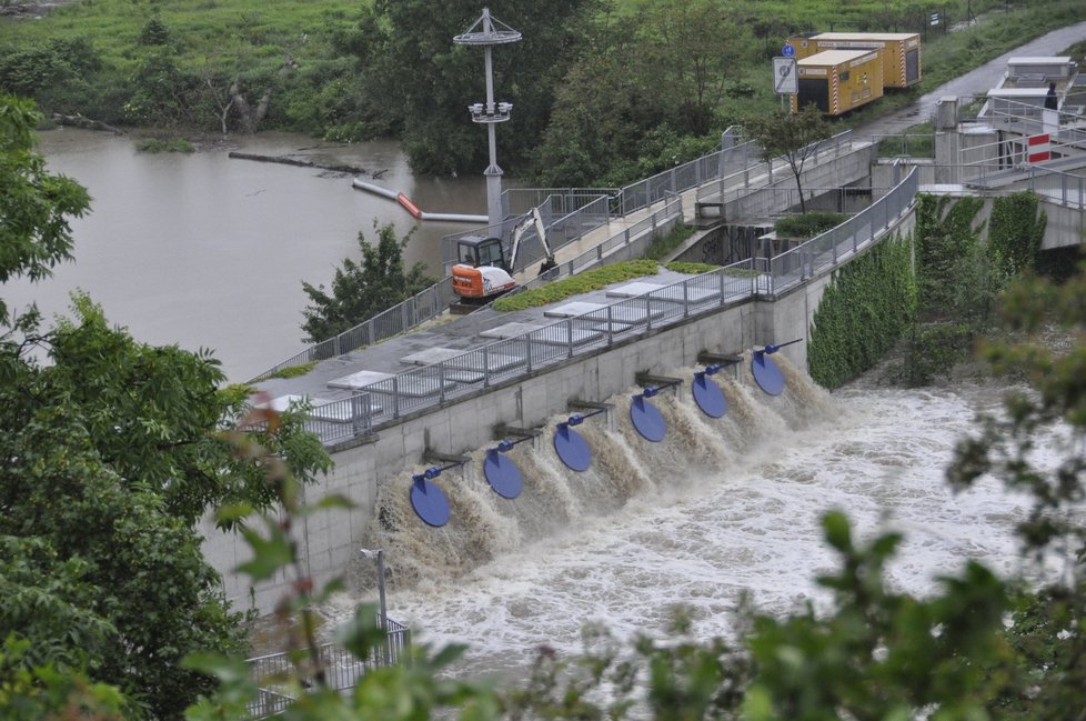 Povodně 2013: Protipovodňová hráz mezi Rokytkou a Vltavou přečerpala velké množství vody.