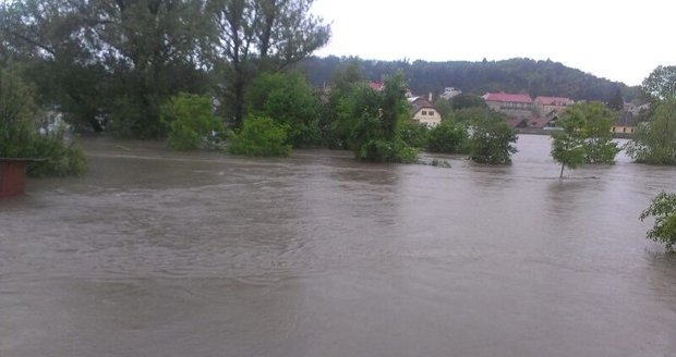 Povodně 2013: Situace ráno 3. června v Praze na Zbraslavi, kde musela být evakuována řada lidí
