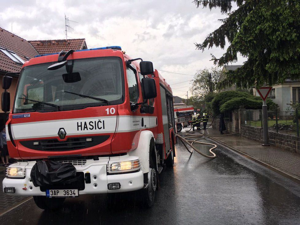 Vítr na Plzeňsku lámal stromy, V Jižních Čechách jsou lidé bez elektřiny.