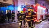 V hotelu v centru Prahy hořel sklad ložního prádla: Hasiči evakuovali 220 lidí