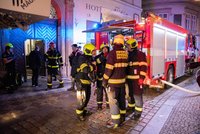 V hotelu v centru Prahy hořel sklad ložního prádla: Hasiči evakuovali 220 lidí