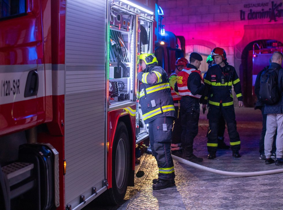 V hotelu v centru Prahy vypukl požár. Hasiči evakuovali 300 lidí.