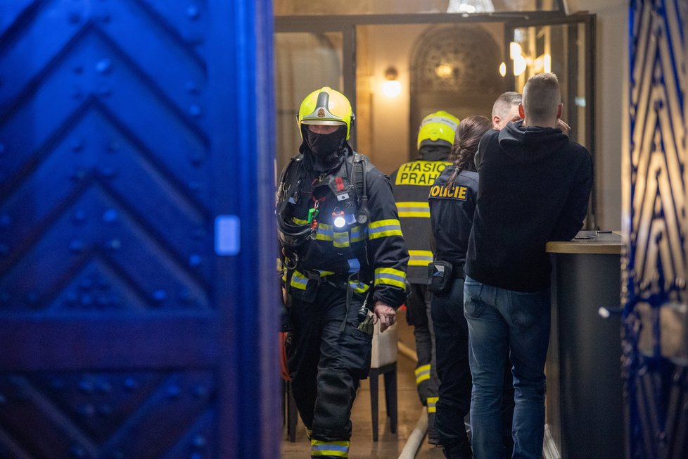 V hotelu v centru Prahy vypukl požár. Hasiči evakuovali 300 lidí.