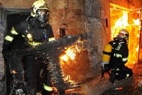V Bánově hořela ruina rodinného domu, hasiči v ní našli mrtvé tělo