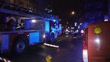 Požár v Praze vyhnal 31 lidí z domovů. Přečkali ho v autobusu