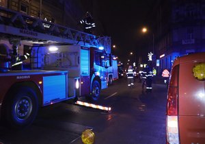 Požár v Husické ulici vyhnal 31 lidí na mráz. Na konec zásahu museli počkat v autobuse. Nikdo nebyl zraněn.