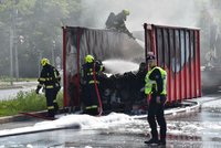 Omezení dopravy v Hloubětíně: Na silnici hořel kontejner s elektroodpadem