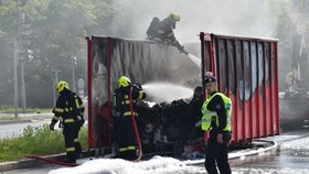 Požár kontejneru na elektroodpad v Kolbenově ulici. (26. května 2023)