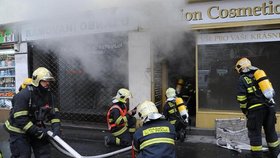 Hasiči zasahují u požáru v nehtovém studiu na Praze 2. Založil jej lupič, který z místa činu utekl