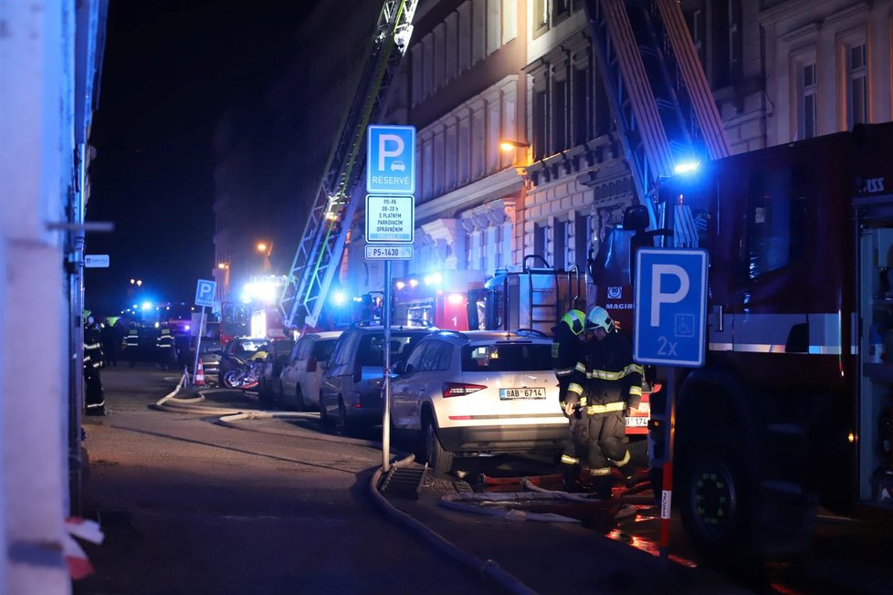 Noční požár střechy domu v centru Prahy vyhnal desítky lidí z domovů
