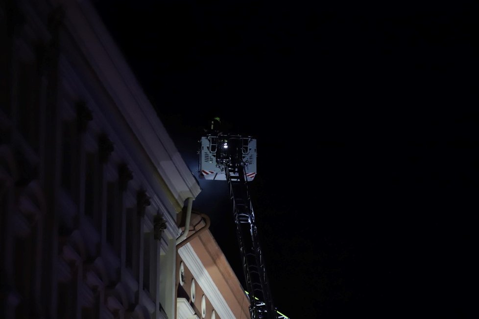 Noční požár střechy domu v centru Prahy vyhnal desítky lidí z domovů