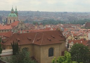 Pohled na současné střechy malostranských domů. V roce 1541 tato část lehla popelem.