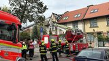 Druhý stupeň poplachu! Ve Střešovicích hoří střecha domu