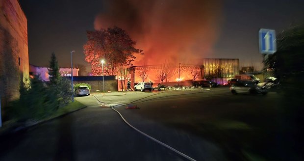 Požár pneuservisu ve Strašnicích, 6. prosince 2025 Požár pneuservisu ve Strašnicích, 6. prosince 2025